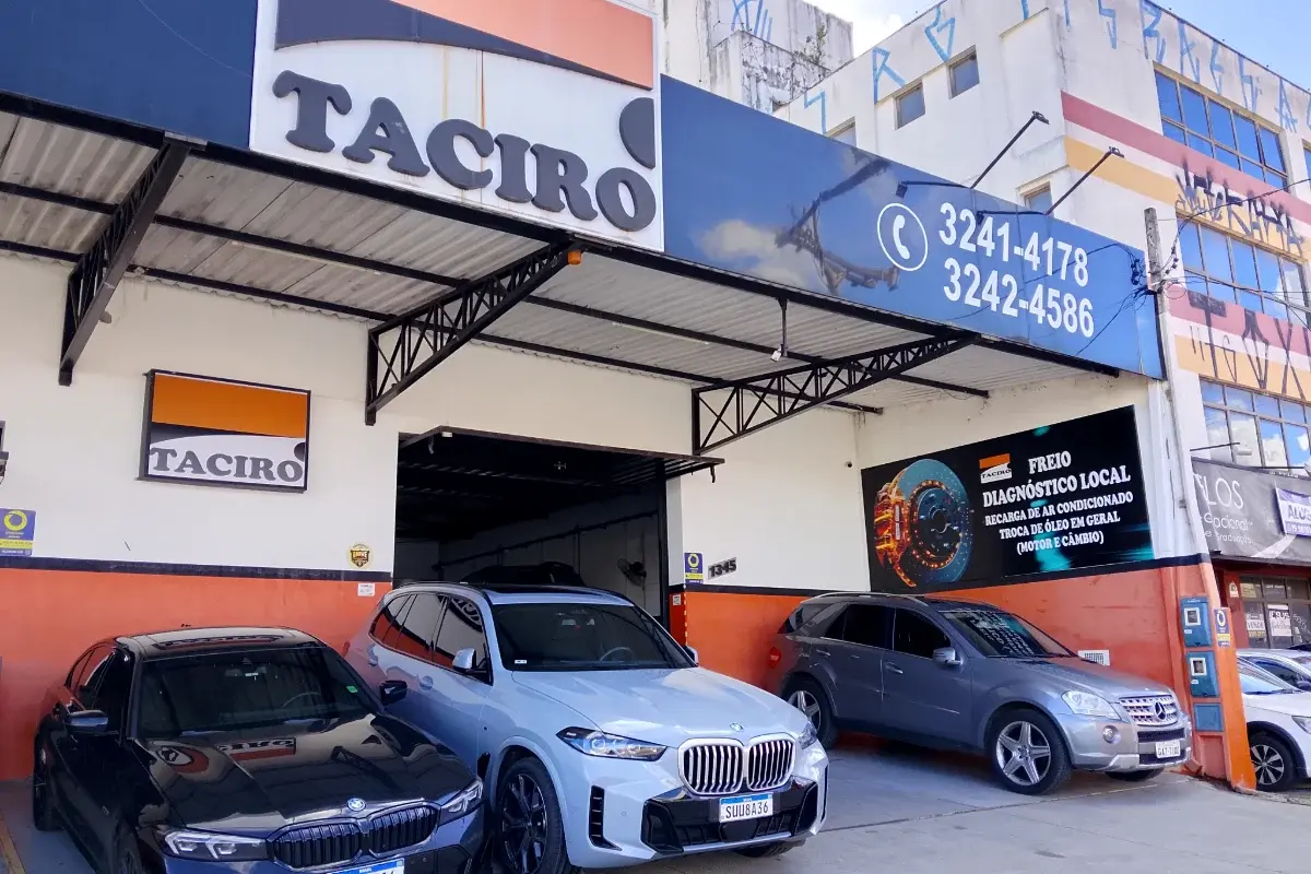 Letreiro da Taciro na fachada, com os dois telefones e o painel de freio, diagnóstico, ar-condicionado e troca de óleo